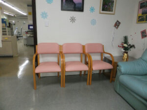 待合室に介護椅子を設置しました